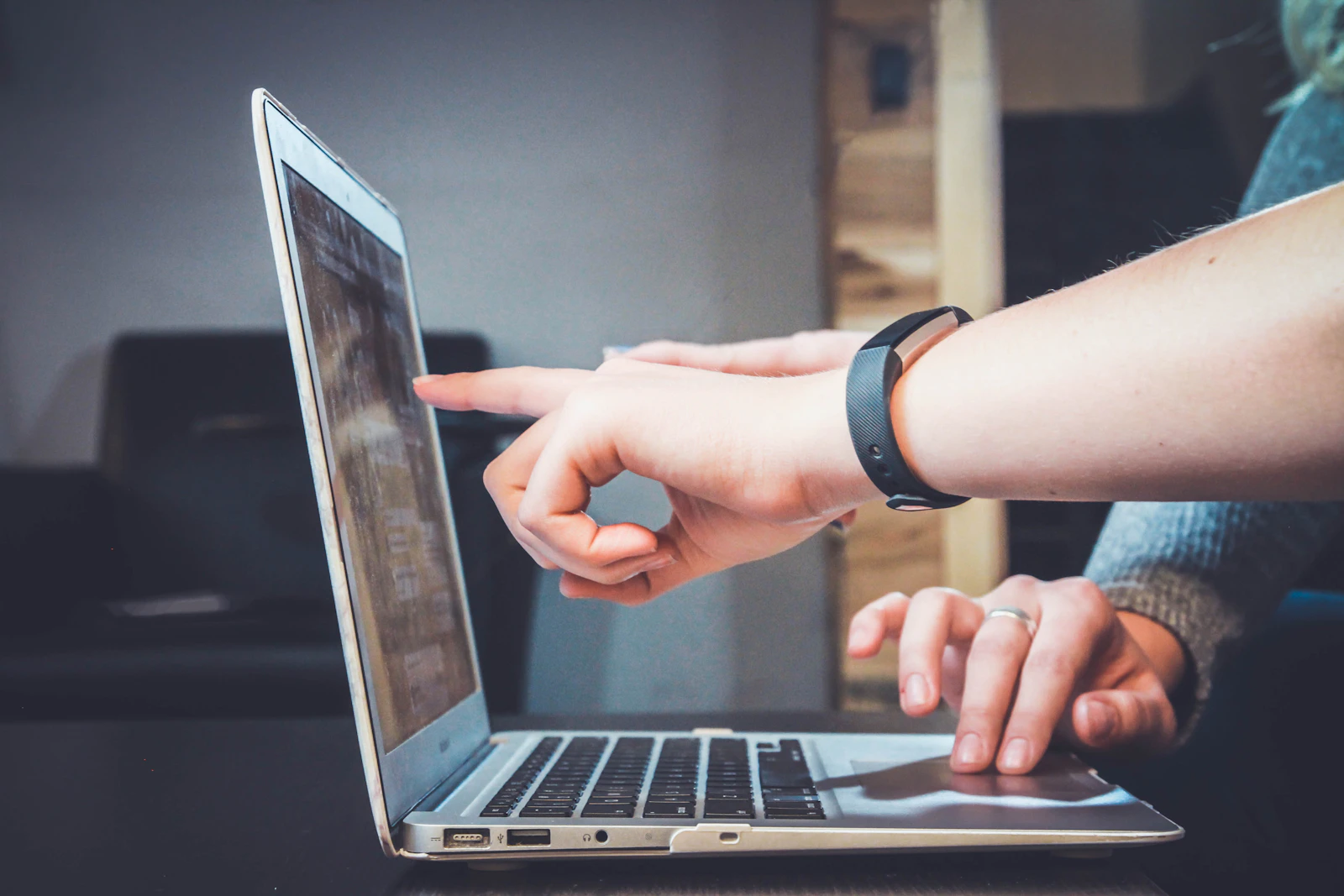 Persona usando una laptop para buscar información online, representando búsquedas locales de servicios odontológicos en Google