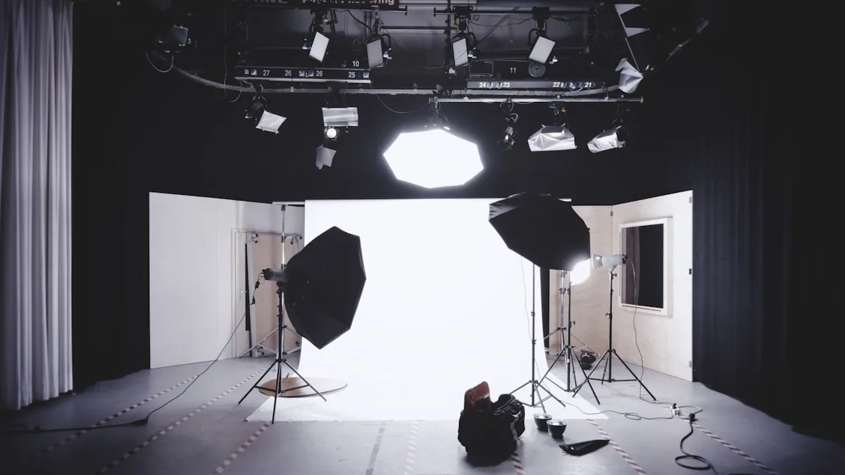 Estudio fotográfico profesional con luces, softboxes y fondo blanco, representando la importancia de la fotografía de calidad para negocios