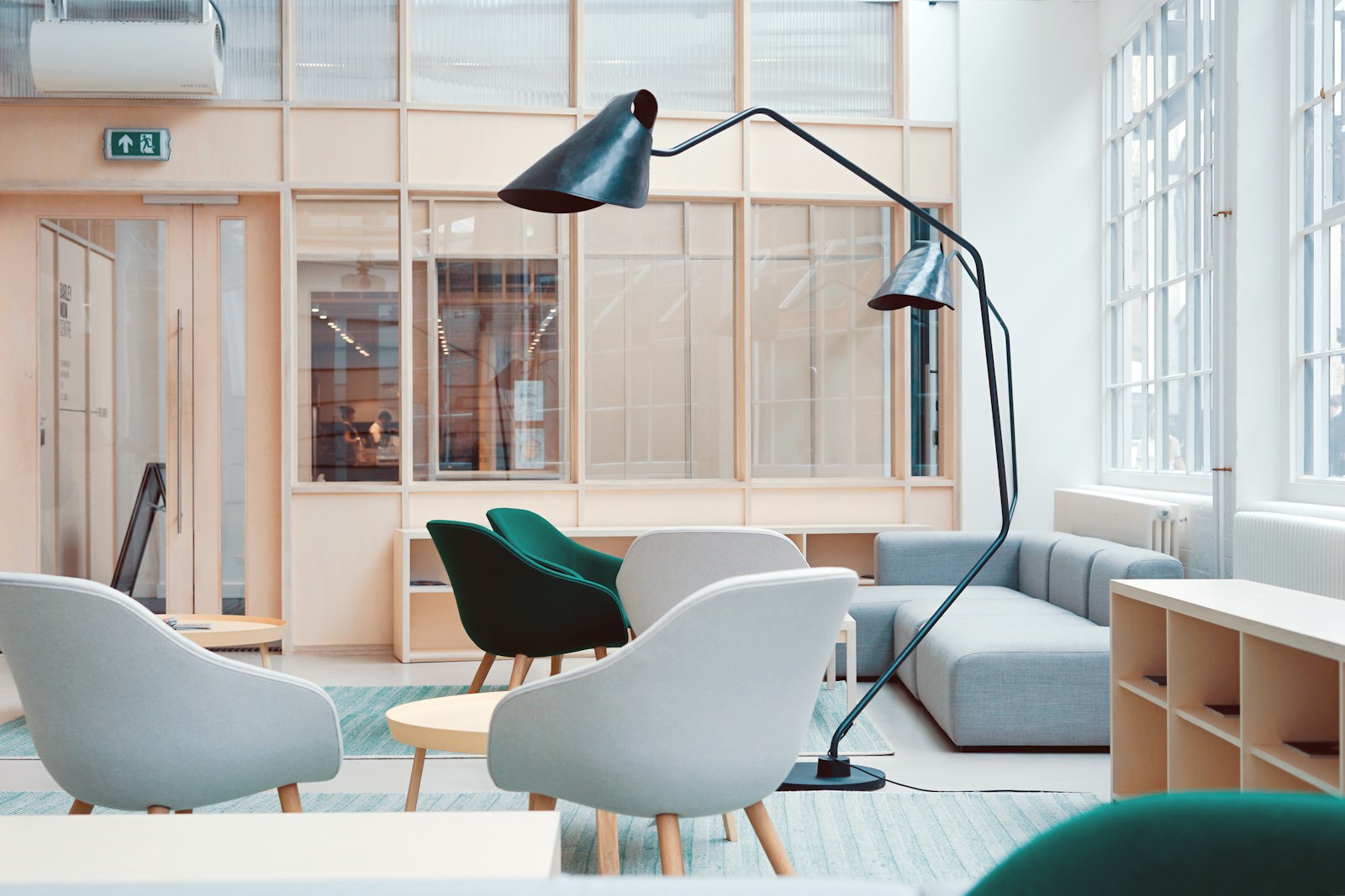 Interior contemporáneo escandinavo minimalista con luz natural, mobiliario de diseño y espacio bien proporcionado