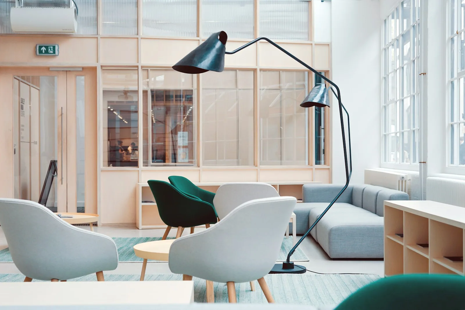 Interior contemporáneo escandinavo minimalista con luz natural, mobiliario de diseño y espacio bien proporcionado