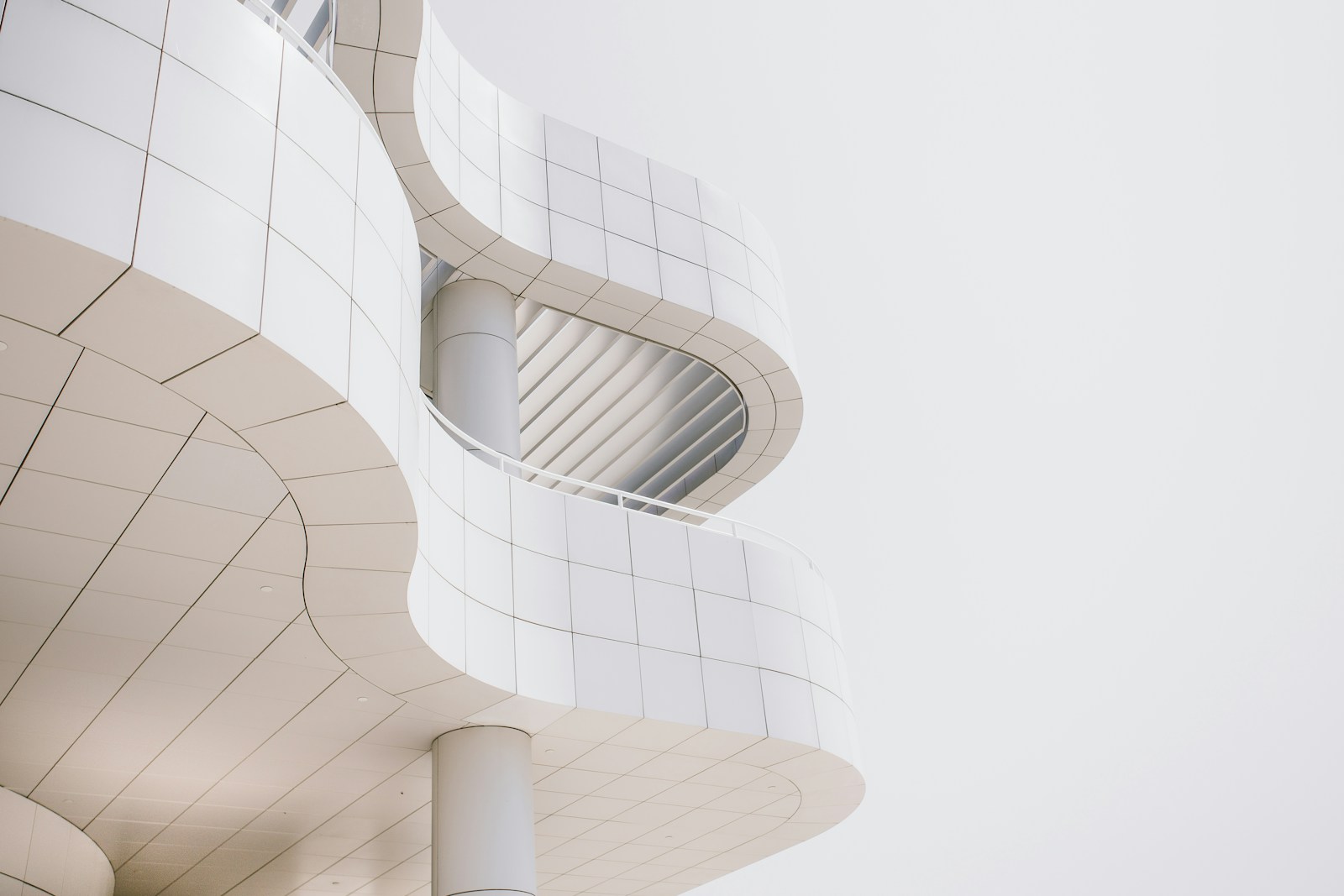 Fachada de arquitectura moderna contemporánea con líneas curvas en blanco, detalle constructivo minimalista