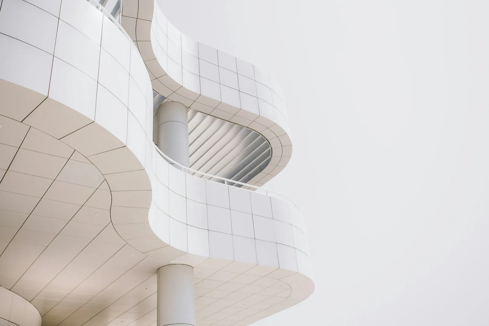 Fachada de arquitectura moderna contemporánea con líneas curvas en blanco, detalle constructivo minimalista
