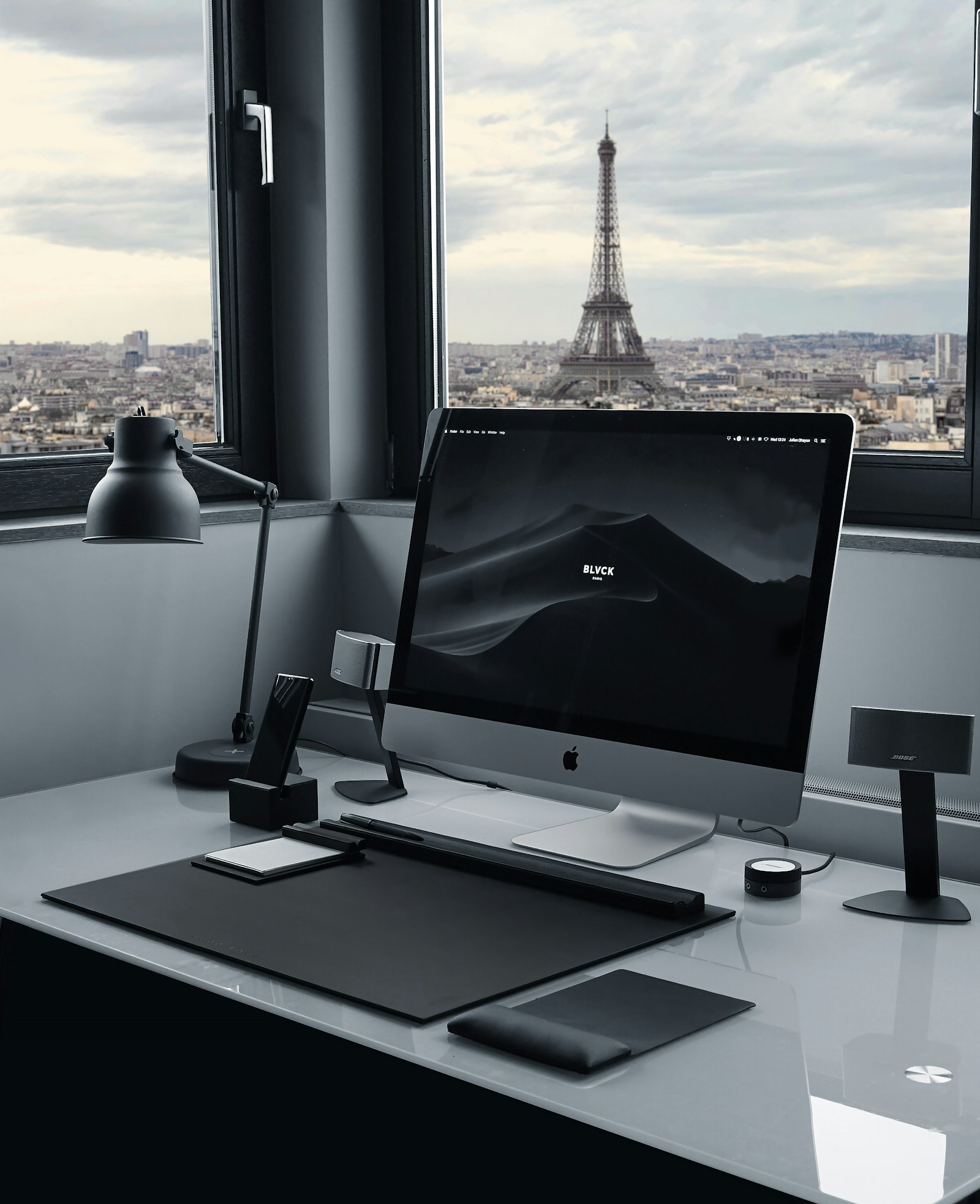 Monitor moderno con homepage extremadamente clara: título fuerte, subtítulo breve, llamado a la acción visible y navegación simple
