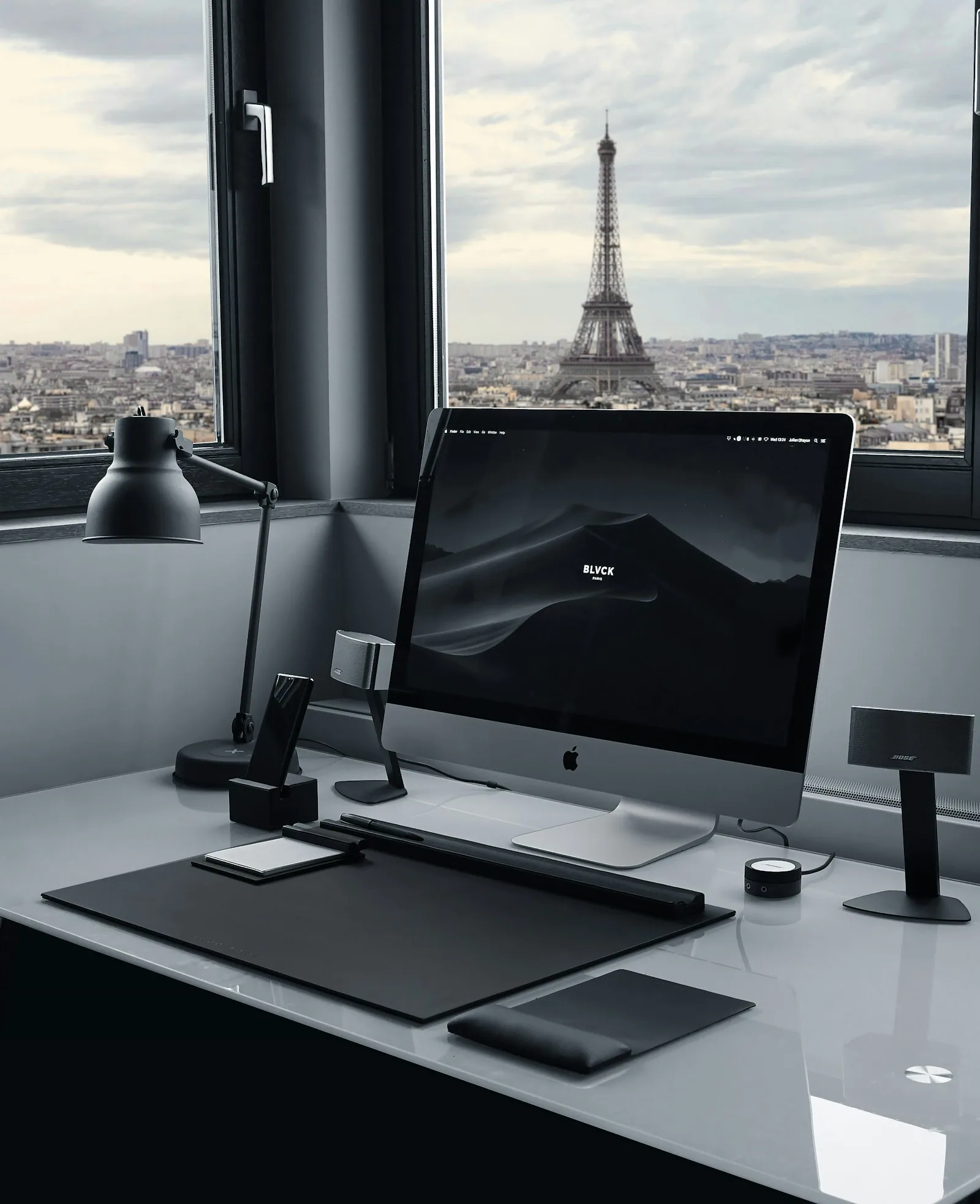 Monitor moderno con homepage extremadamente clara: título fuerte, subtítulo breve, llamado a la acción visible y navegación simple