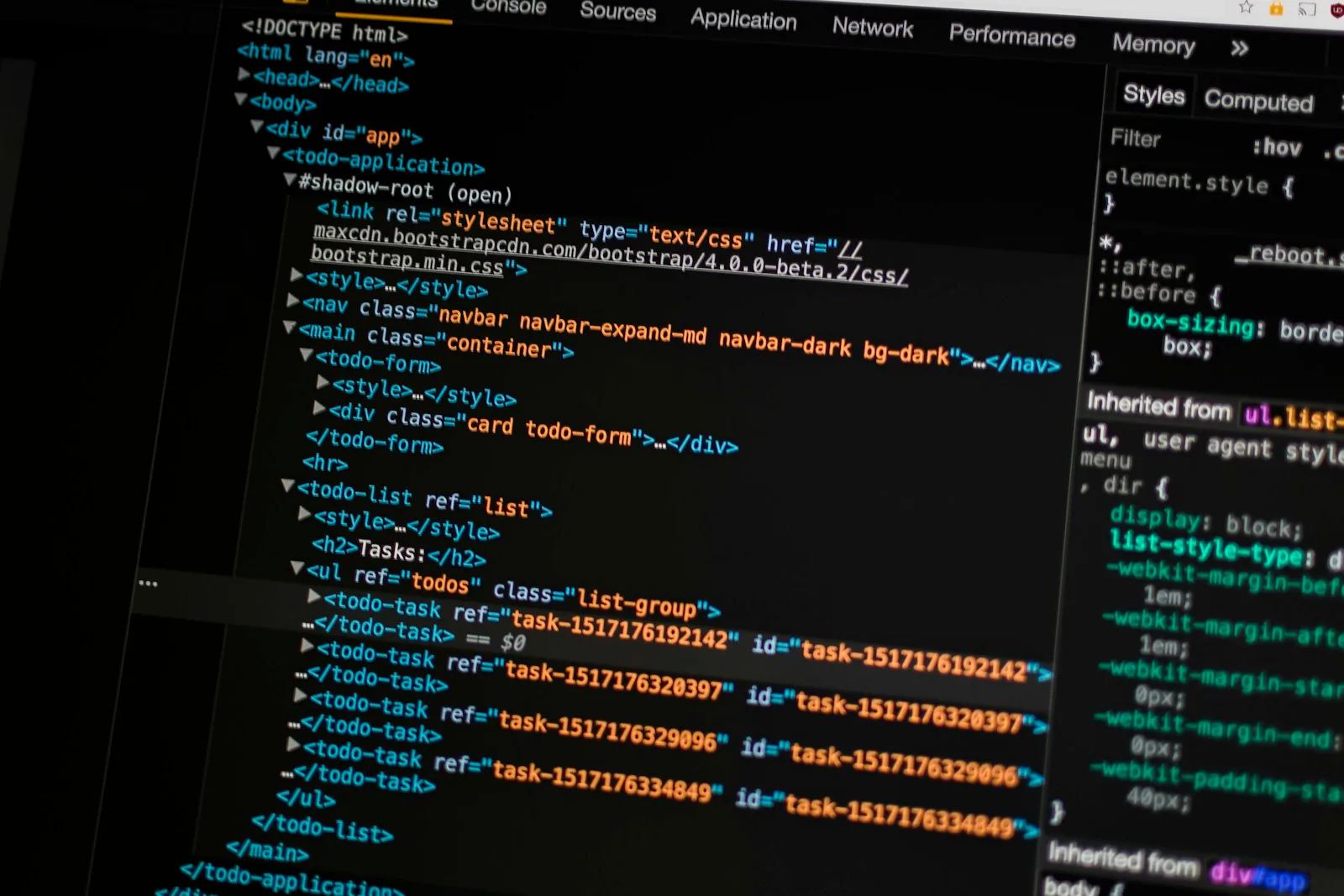 Código HTML y CSS en una pantalla de desarrollo web profesional, mostrando el trabajo técnico detrás de un sitio