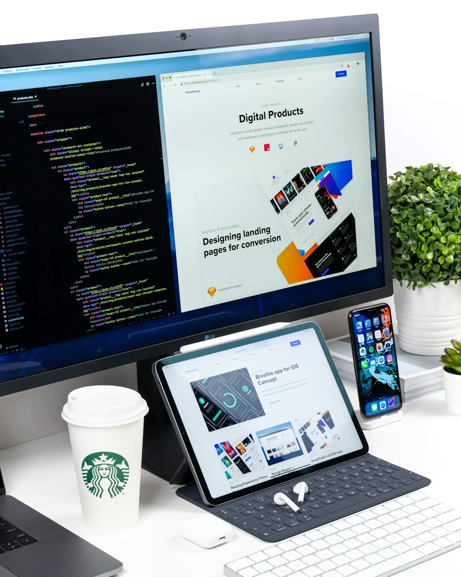 Setup de desarrollo web profesional con monitor grande mostrando diseño, tablet y smartphone en escritorio