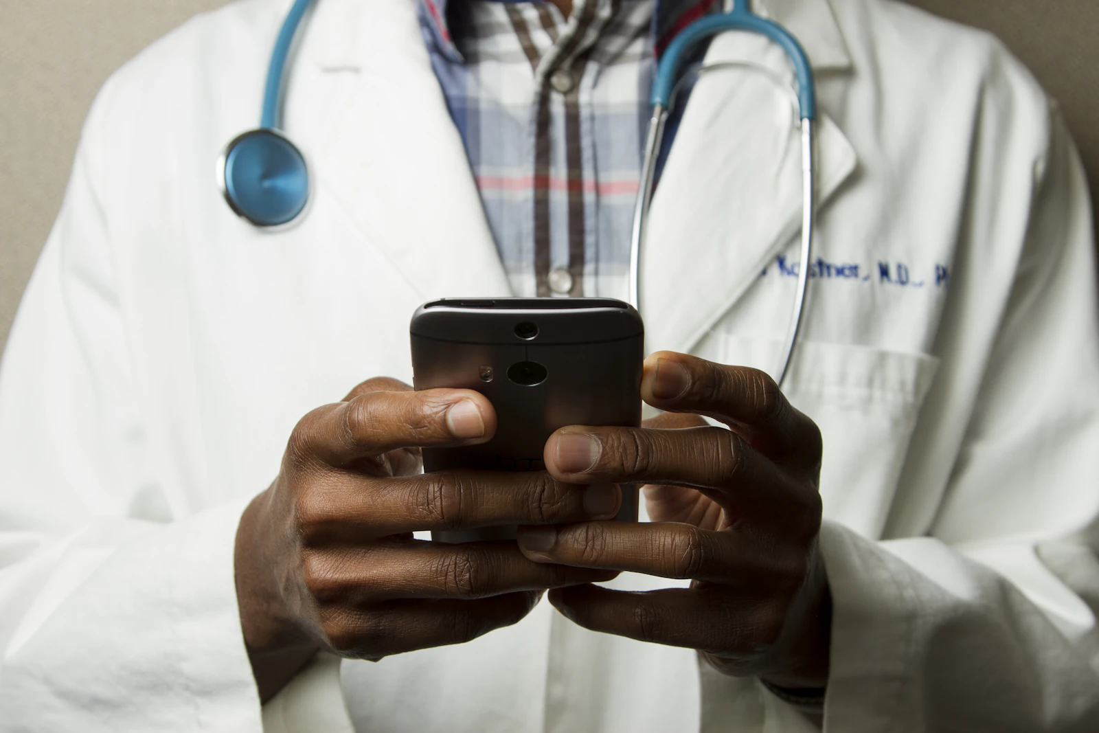 Entorno medico moderno y luminoso que transmite limpieza, tranquilidad y confianza antes de una consulta odontológica