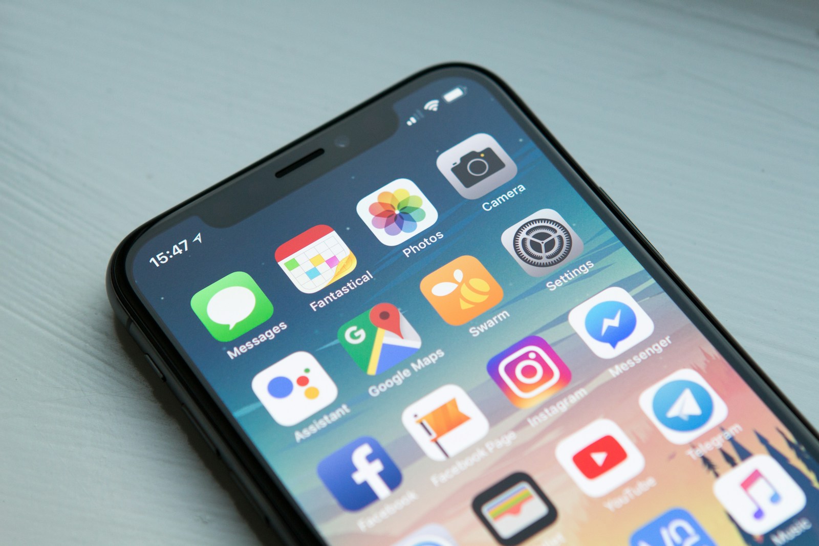 Pantalla de smartphone mostrando la experiencia mobile como canal principal de acceso a sitios web