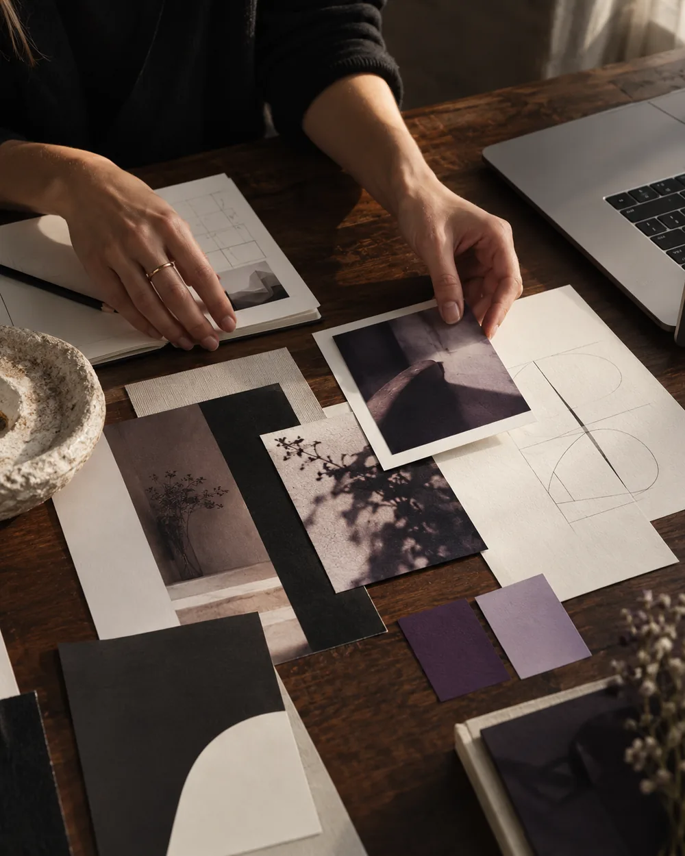 Manos componiendo un moodboard con referencias y muestras violetas