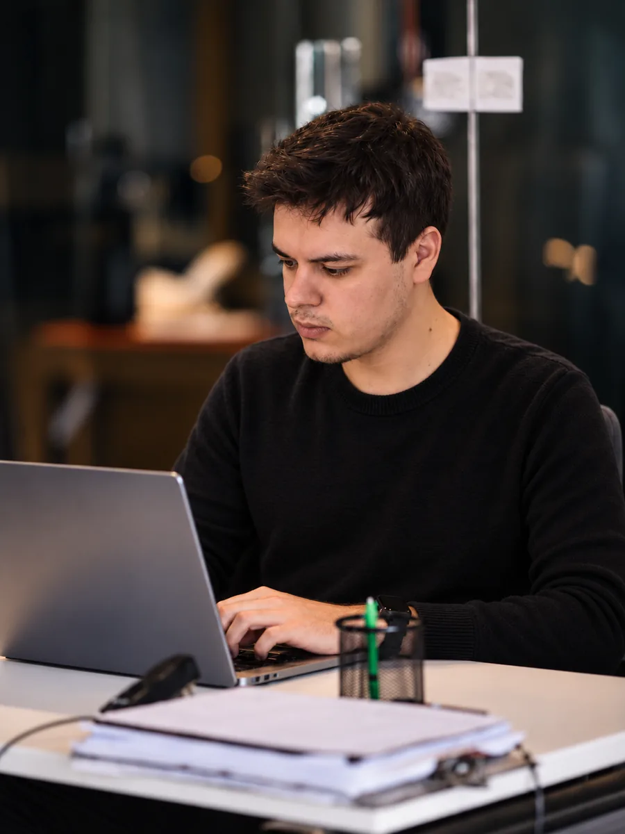 Fernando Erice trabajando en el estudio Bento